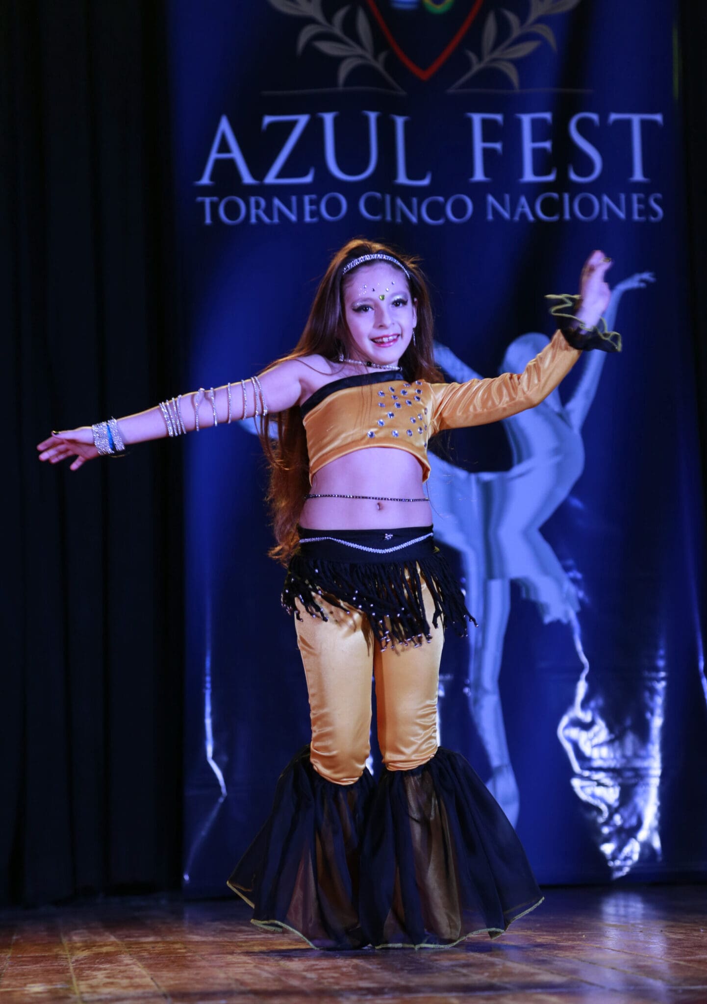 bailarina de danzas arabes en competencia de danzas torneo cinco naciones azul fest